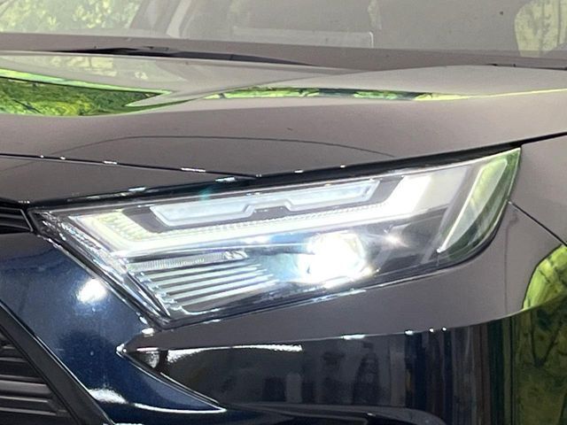 【LEDヘッドライト】悪天候や夜間走行時も良好な視界を確保し安心して運転できる高輝度LEDヘッドライトを装備！点灯速度が早く、消費電力も抑えられています。