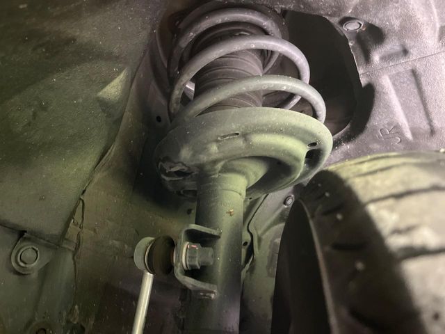 お車を安心してお乗りいただく為には、足回りの定期点検が欠かせません。サービスサポート（有償保証）では無料点検もご提供しており、安心のカーライフをお過ごしいただけるサポート体制が整っています。