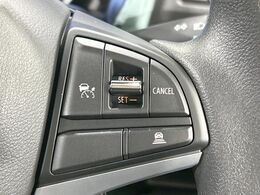 【アダプティブクルーズコントロール】高速道路での長距離走行が楽に！！自動で速度を保つクルーズコントロールが、衝突軽減システムと連携し、前方の車両を感知して車間を保つように速度調節してくれます！！