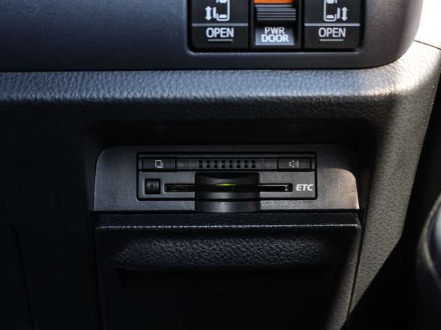 ETCももちろん装備！いまや無い車はないのではないかというくらいですがこちらも例外ではなく装備されております！後からつける手間もお金もかからず高速もスイスイなので友達・家族と遠出も楽しくなるはずです