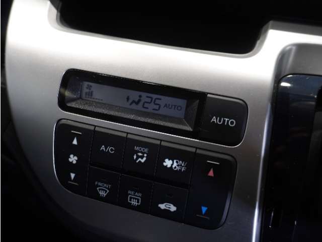 【オートエアコン】温度を設定すれば自動で快適な車内温度を保ちます。エアコン内部の高性能脱臭フィルターで車内のアレルゲンや花粉を除去。