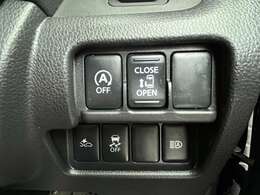 パワースライドドアも装備されております♪荷物をもっての乗り降りや傘を差しながらでも簡単に開閉可能です♪開閉時に異音等も無くとてもスムーズです♪車内からボタン一つで簡単に操作が行えます♪