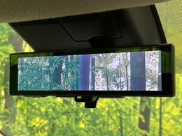 【インテリジェントルームミラー】後席の大きな荷物や同乗者で後方が確認しづらい時でも安心！カメラが撮影した車両後方の映像をルームミラー内に表示。クリアな視界で状況の確認が可能です！