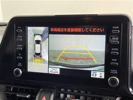 【パノラミックビューモニター】クルマを真上から見下ろした視点で駐車をサポートします！クルマの斜め後ろや真横など、いち早く障害物に気が付くことができます。