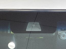 【ホンダセンシング】走行中に前方の車両等を認識し、衝突しそうな時は警報とブレーキで衝突回避と被害軽減をアシスト。より安全にドライブをお楽しみいただけます。