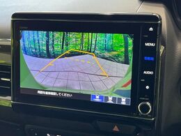 【バックカメラ】駐車時に後方がリアルタイム映像で確認できます。大型商業施設や立体駐車場での駐車時や、夜間のバック時に大活躍！運転スキルに関わらず、今や必須となった装備のひとつです！