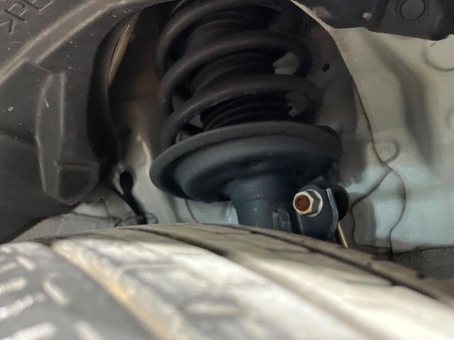 お車を安心してお乗りいただく為には、足回りの定期点検が欠かせません。サービスサポート（有償保証）では無料点検もご提供しており、安心のカーライフをお過ごしいただけるサポート体制が整っています。