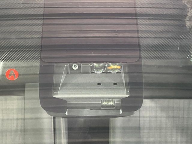 【トヨタセーフティセンス】走行中に前方の車両等を認識し、衝突しそうな時は警報とブレーキで衝突回避と被害軽減をアシスト。より安全にドライブをお楽しみいただけます。