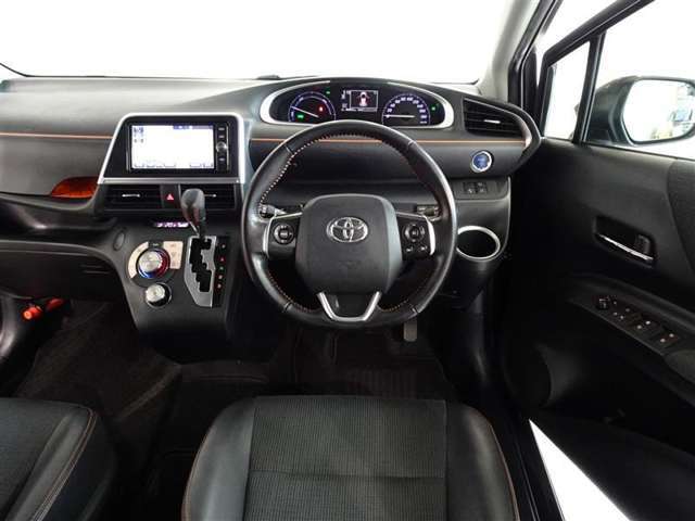 革巻きステアリングで快適な操作性の運転席です。