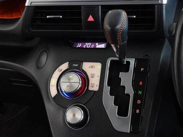 車内を快適に、オートエアコンを装備してます。