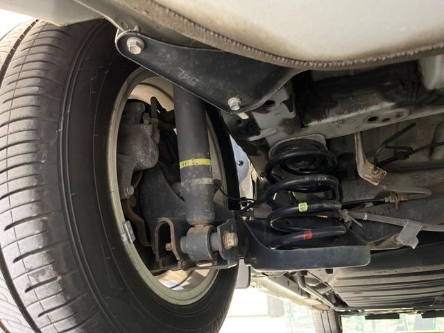 お車を安心してお乗りいただく為には、足回りの定期点検が欠かせません。サービスサポート（有償保証）では無料点検もご提供しており、安心のカーライフをお過ごしいただけるサポート体制が整っています。