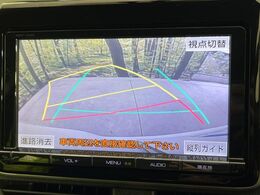 【バックカメラ】駐車時に後方がリアルタイム映像で確認できます。大型商業施設や立体駐車場での駐車時や、夜間のバック時に大活躍！運転スキルに関わらず、今や必須となった装備のひとつです！