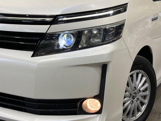 【LEDヘッドライト】悪天候や夜間走行時も良好な視界を確保し安心して運転できる高輝度LEDヘッドライトを装備！点灯速度が早く、消費電力も抑えられています。