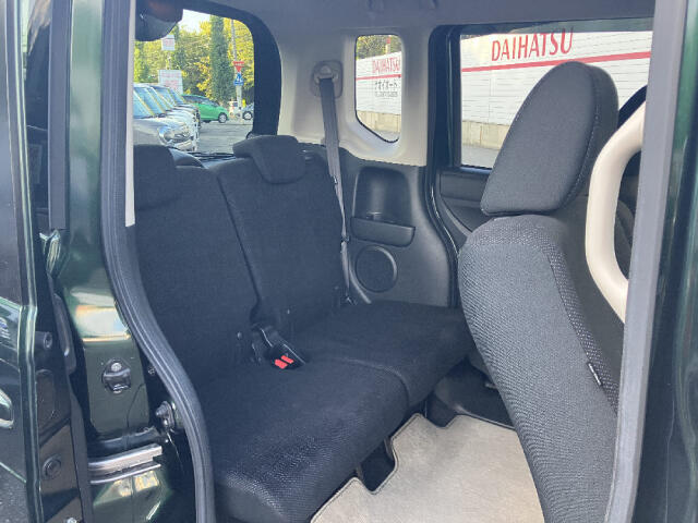 【当店のこだわり】入庫後のお車は選任スタッフによる細部清掃を実施しております。足回り、エンジンルーム、室内、室外を隅々まで綺麗にしております。展示車はピカピカです。全国配送も可能ですのでご相談下さい！