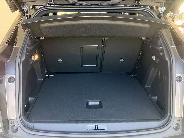 ◆リアシートを倒せば、広いラゲージスペースが確保できますので、荷物の多い時は便利です◆