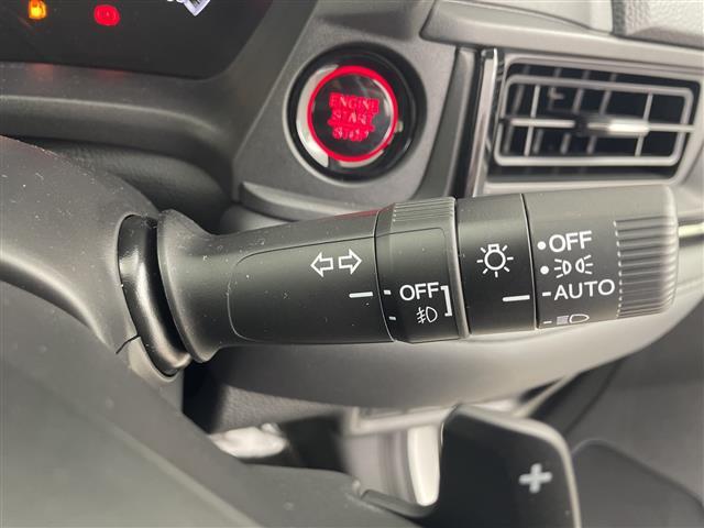 【オートライト（AUTO）】外の明るさをシステムが感知して、自動でヘッドライトが点灯します！ヘッドライトをつけ忘れを防ぐ便利機能です。