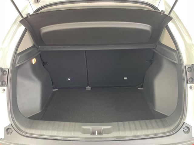 【トランク】積み込みやすくて、たっぷり積める荷室です。シートアレンジできるものは、乗車人数と荷物の量や大きさによってシートを動かすことができるので、より快適なドライブが可能です！