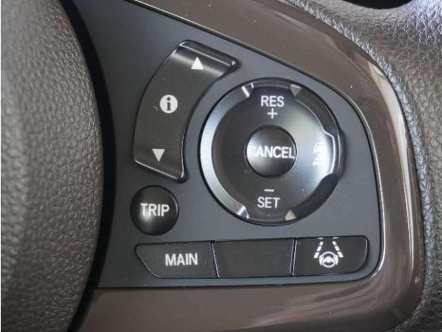 【アダプティブクルーズコントロール】予め設定した車速内でクルマが自動的に加減速。前走車との適切な車間距離を維持しながら追従走行します。【LKAS】車線維持支援システムでステアリング操作を支援。