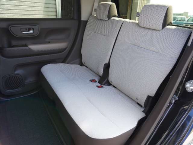 室内は、シートクリーニングや各部の徹底した清掃を実施し、消臭・除菌処理を行っています。しかも、全ての差上で天然成分の薬剤にこだわり安心・安全へも配慮しています。