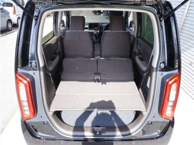 リアシートを使用しない時はこの通り更に広々ラゲッジスペースの出来上がりです、たくさんの荷物が積み込み可能です！