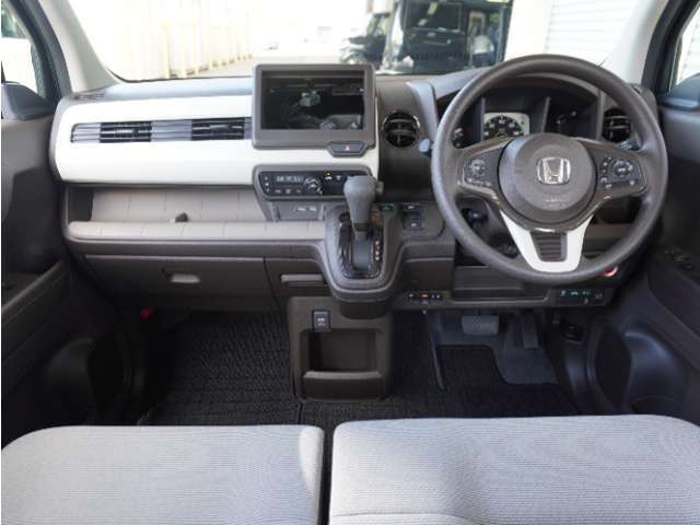 視界広々で非常に運転しやすくロングドライブでも疲れを感じさせないすっきりとまとまったインパネ周りです。