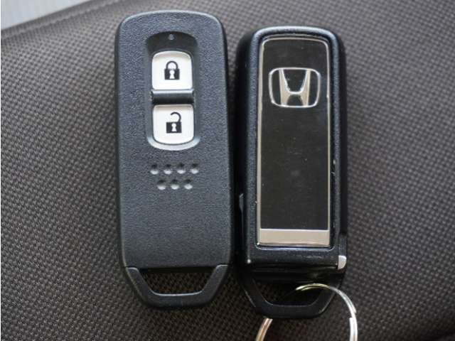 ◆スマートキー◆カギをバッグやポケットに入れたままでもドアロックの開閉ができる『スマートキー』付き！雨天や暗くなってもカギを取り出す必要がなくドアの開錠＆エンジンも始動できます