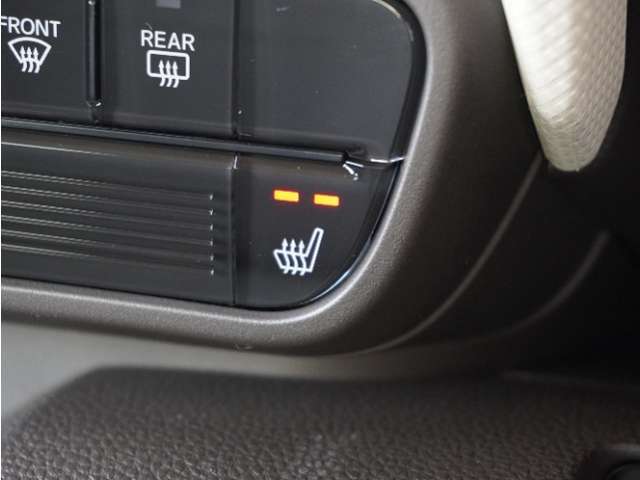 ◆シートヒーター装備◆　寒い季節にピッタリなのが、このシートヒーター！寒い季節もシートヒーターが体を温めてくれます。寒い季節もドライブが楽しくなります。