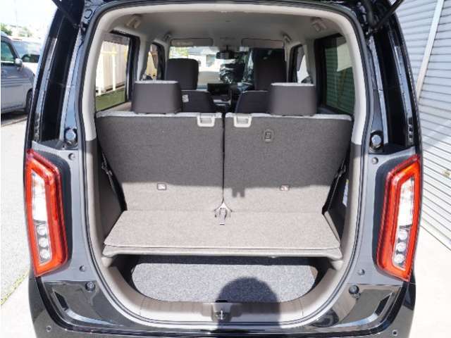 しっかり荷物を収納出来るラゲッジスペースです。普段の買い物でしたらしっかり積める十分な荷室スペースが確保されています。