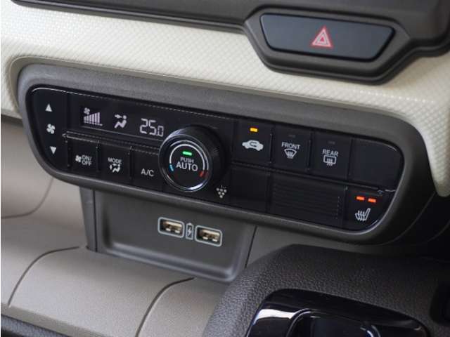 ◆オートエアコン装備◆　お好みの温度を設定をするだけで、後は、自動で風量を調節してくれます！快適にドライブが楽しめます。