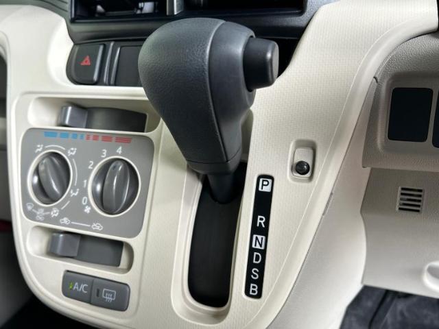 WECARSの展示場では実際に見て、触ってお車をお選びいただけます！知識の豊富な営業スタッフが様々なカーライフをご提案いたします！
