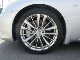 フロント：225/45R19 92Wタイヤ＆19インチアルミホイール（クロームカラーコート）、リヤ：245/40R19 94Wタイヤ＆19インチ