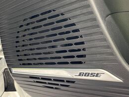 【BOSEサウンドシステム】メーカーオプションの高品位サウンドシステムを搭載。専用のチューニングが施された大小様々なスピーカーから良質なサウンドが奏でられ、臨場感あふれる音響空間を演出します。