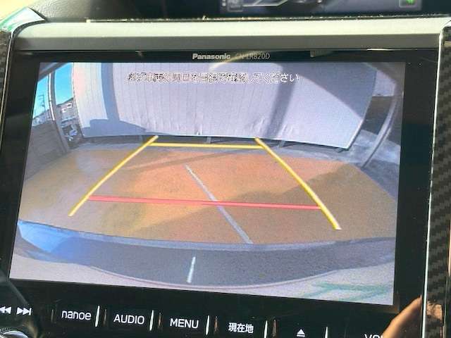バックカメラがついて後方確認が簡単にできます！苦手としている車庫入れ等も安心して出来ますね！凄く需要の高い装備ですので、最初から付いていれば言う事なしですよね！？