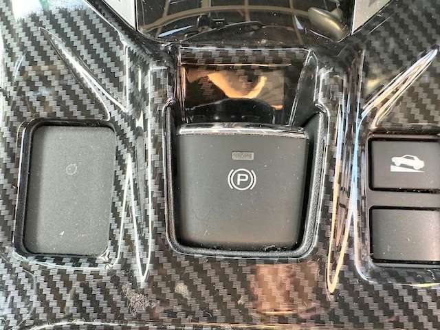 電動パーキングブレーキ搭載車です！従来のサイドブレーキや足踏み式のサイドブレーキの代わりとなるもので、指先の操作でパーキングブレーキの「作動と解除」が行うことができる装備です！