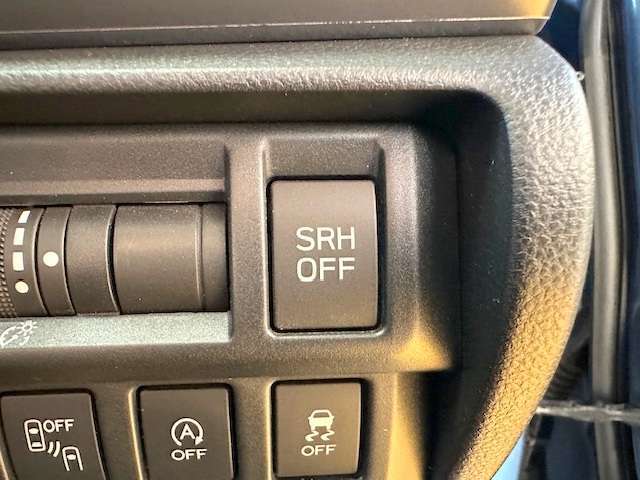 SRH（ステアリングレスポンシブヘッドランプ）搭載車です！ヘッドランプがステアリングの舵角と連動して左右に動く機能で、夜間走行などの視認性を一層高める予防安全装備の一つです！