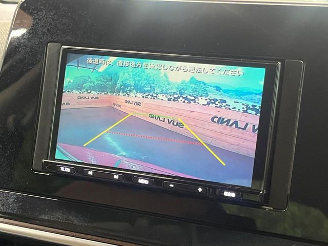【バックカメラ】駐車時に後方がリアルタイム映像で確認できます。大型商業施設や立体駐車場での駐車時や、夜間のバック時に大活躍！運転スキルに関わらず、今や必須となった装備のひとつです！