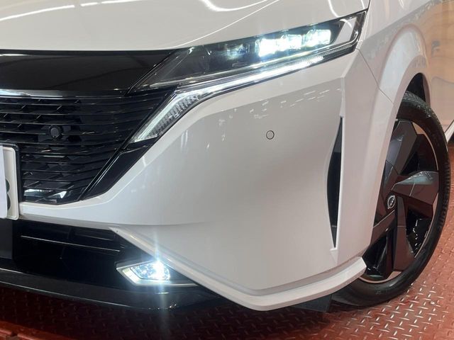 【LEDヘッドライト】悪天候や夜間走行時も良好な視界を確保し安心して運転できる高輝度LEDヘッドライトを装備！点灯速度が早く、消費電力も抑えられています。