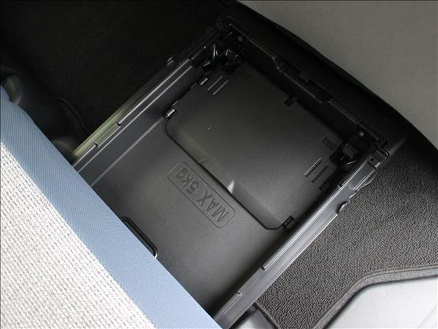 便利な後部席のシート下の収納スペース
