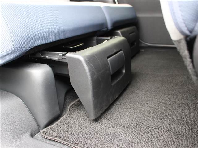 便利な後部席のシート下の収納スペース