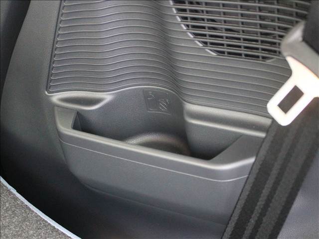 ドリンクフォルダは後部座席にも装備しております！