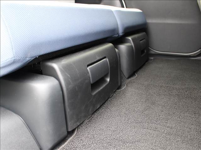便利な後部席のシート下の収納スペース