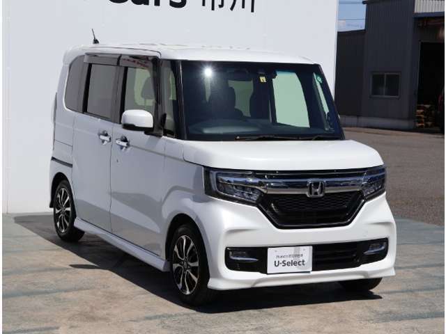 【スマートキー】キーをポケットやバッグから取り出さなくても、ドアやトランク・テールゲートにあるボタンを押すだけで、手軽に施錠/解錠ができます！