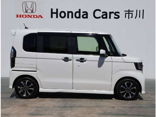 リアドアは両側電動スライドドア（パワースライドドア）です！スライドドアのお車ですと、狭いスペースでも乗り降りしやすいです。また、ワンアクションで開閉可能な電動スライドドアはうれしい装備ですね！