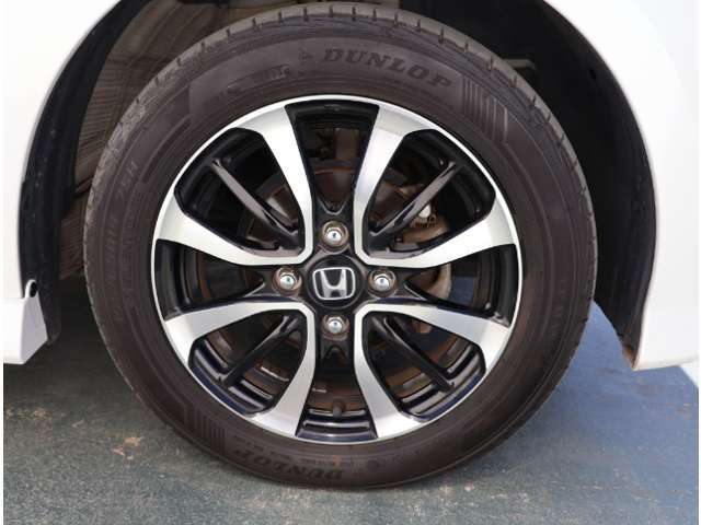 ◆純正のアルミホイールです！純正のいいところは車のデザインに合わせてアルミもデザインされていますので、相性がよく見た目も格好いいです。走行安定性も優れていますよ！◆