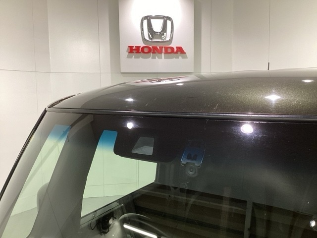 Honda SENSING装着車です。衝突を予測してブレーキをかけたり、前のクルマにちょうどいい距離で走行できる多彩な安心・快適機能を搭載した先進の安全運転支援システムがドライバーをサポートします。