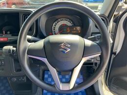 ハンドル回りです。シンプルなウレタンステアリングホイール。