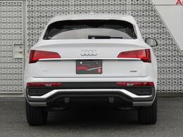 都市の中はもちろん、自然の中でも存在感を放つ大胆な造形