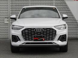 Audiの特徴シングルフレームグリルは力強さとエレガントな雰囲気を醸し出します。