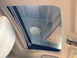 【サンルーフ】開放感たっぷりの希少装備、サンルーフが装着されています！車内に明かりを取り入れたり景色を楽しむ以外にも、車内の空気も簡単に換気できて快適です！