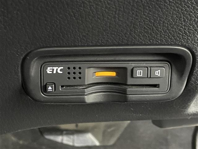 【ETC】有料道路を利用する際に料金所で停止することなく通過できる、ETC車載器（ノンストップ自動料金収受システム機器）が装備されています。セットアップを行うことで利用可能になります。